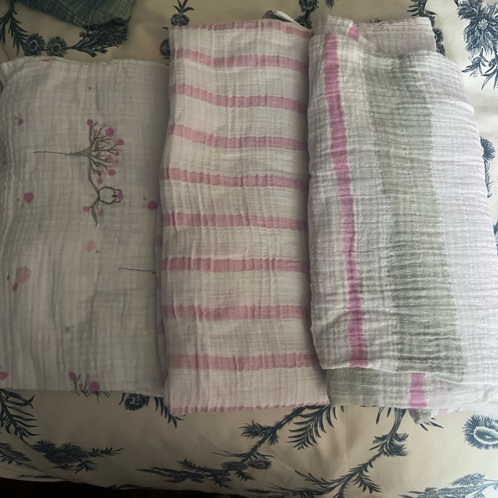 Baby Swaddles (3)blankets muslin play mat, privacy, wrapping perfect